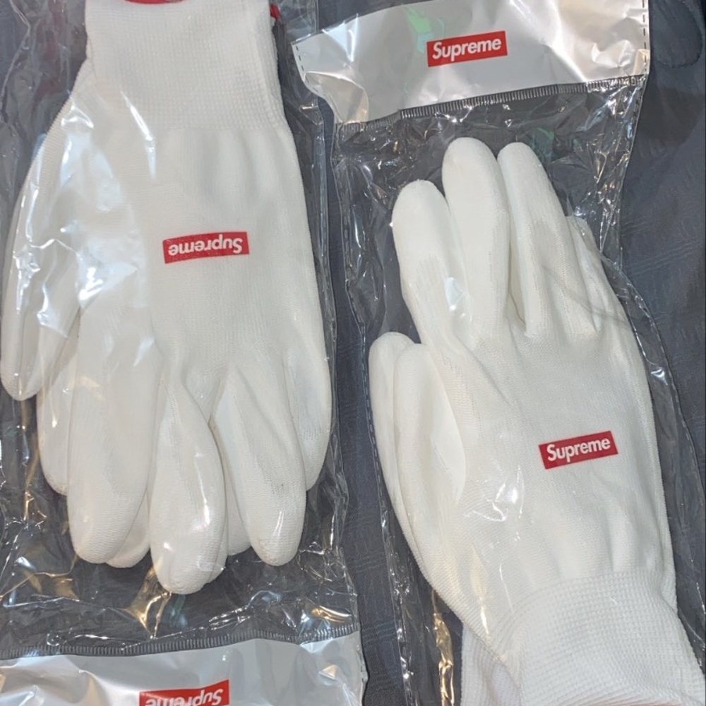 Supreme gloves